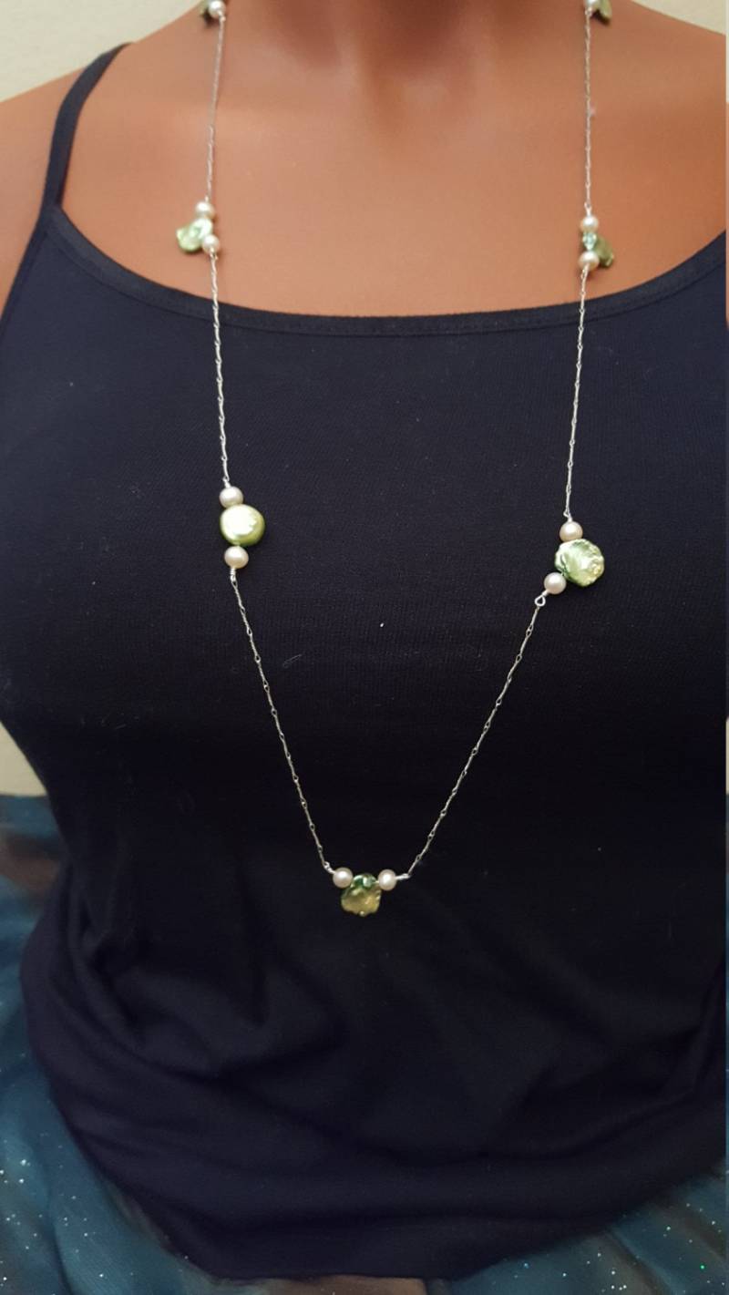Grüne Wohnung Perlenkette Mit Runder Rosa Perlen von SWearJewelry