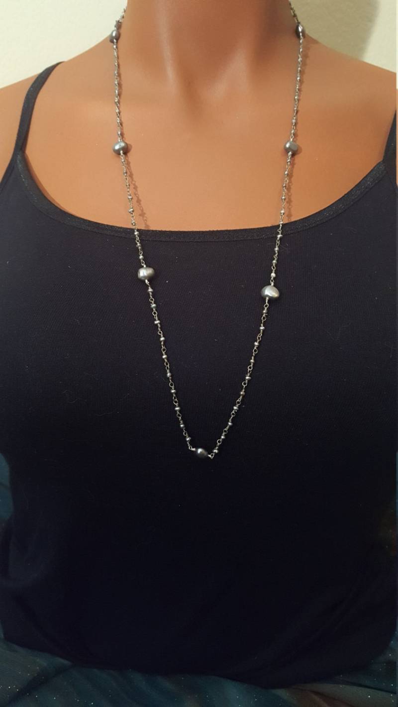 sterling Silber Draht Wickeln Neckalce Mit Grauen Samen-Perlen Und Süßwasserperlen sterling Silber Draht Wickeln Neckalce Mit Grauen Samen-Perlen Und Süßwasserperlen von SWearJewelry