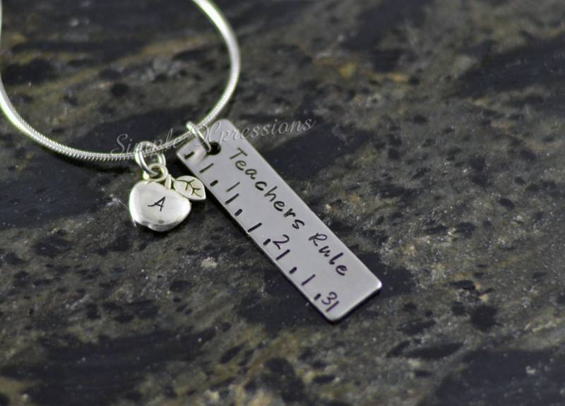 Lehrer Regel Personalisierte Edelstahl Bar Halskette W/Apple Charm von SXpressions