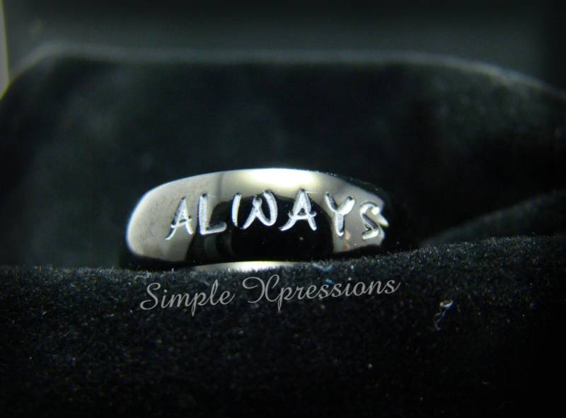 Schwarzer Handgestempelter Ring Mit Namen - Poliertes Finish von SXpressions