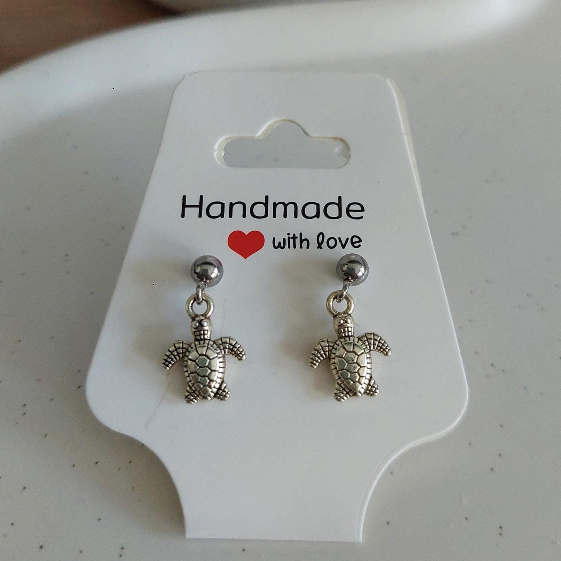Schildkröten Ohrringe Silber | Edelstahl Versilbert Tier Ohrstecker Maritimer Schmuck Hängeohrringe Handmade Geschenk Für Sie Boho Schildkröten Ohrringe Silber | Edelstahl Versilbert Tier Ohrstecker Maritimer Schmuck Hängeohrringe Handmade Geschenk Für Sie Boho von SYAARTcompany