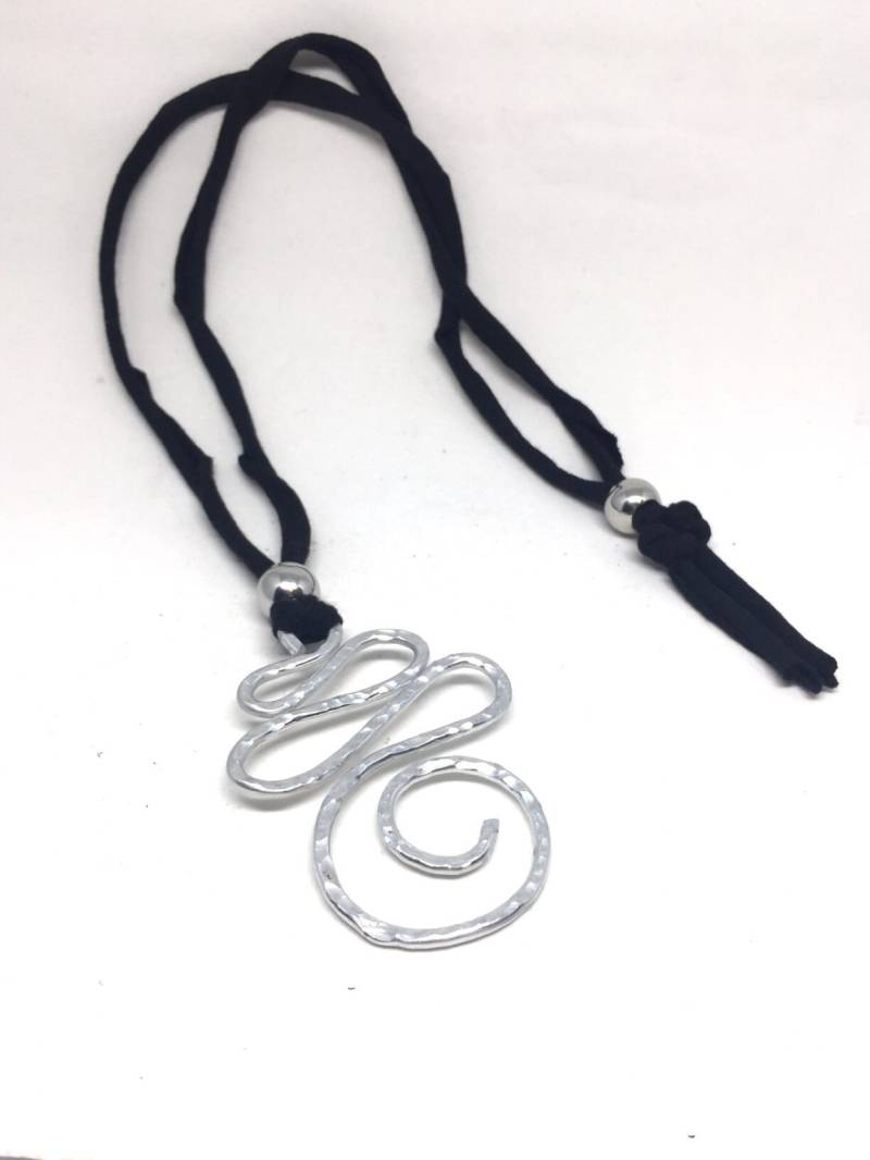 Lange Halskette Mit Anhänger Aus Gehämmertem Aluminium, Anhängerkette Lange Halskette Mit Anhänger Aus Gehämmertem Aluminium, Anhängerkette von SYLWIECreazioni