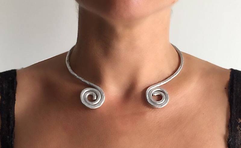 Sehr Leichtes, Halbstarres, Flexibles Halsband, Halskette Aus Gehämmertem Aluminium von SYLWIECreazioni