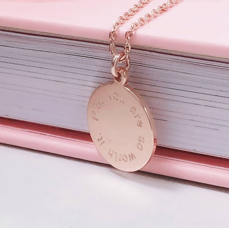 "Graviertes Rosegold Disk Anhänger "You Worth It" Halskette." von SYMBOLOGYJEWELLERY