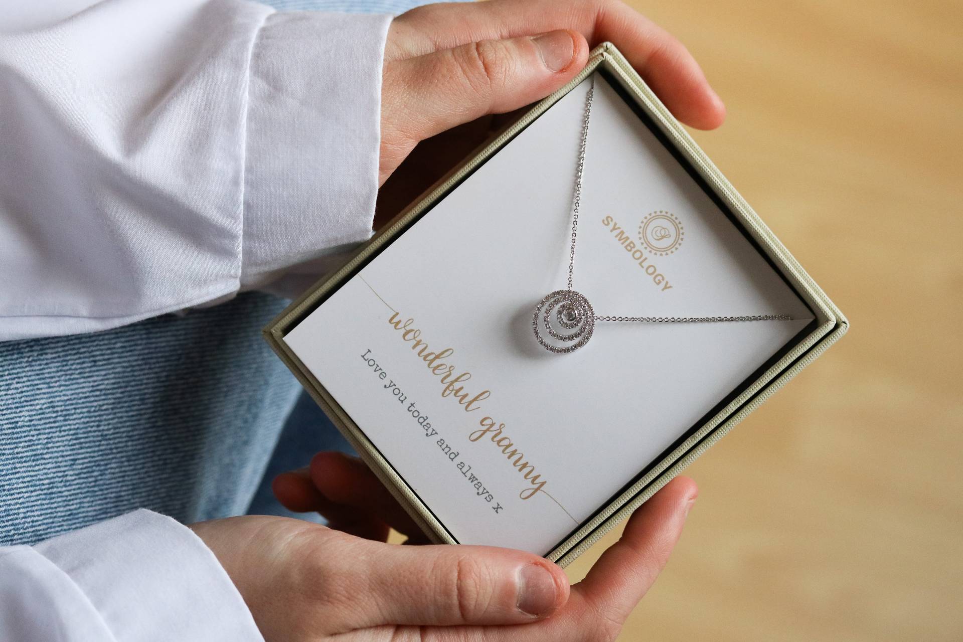 Personalisierte Halo Kreis Halskette/Kreise Zierliche Wunderbare Oma in Rose Gold Muttertags Geschenk Für Sie Personalisierte Halo Kreis Halskette/Kreise Zierliche Wunderbare Oma in Rose Gold Muttertags Geschenk Für Sie von SYMBOLOGYJEWELLERY