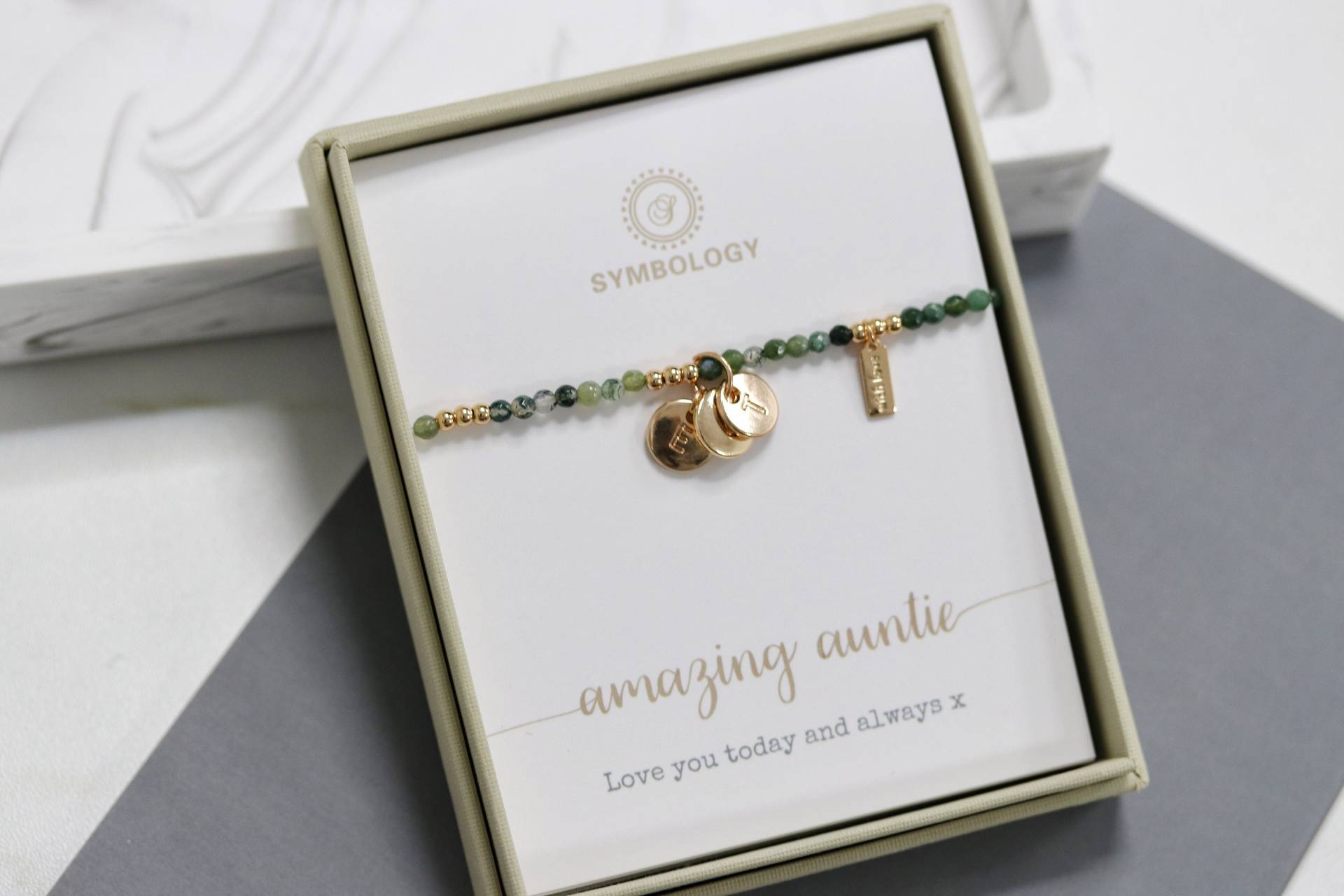Personalisierte Tante Armband Gold Initial Anhänger, Smaragd Bead Armreif, 3 Mm Kristall Birthstone Perlenschmuck von SYMBOLOGYJEWELLERY