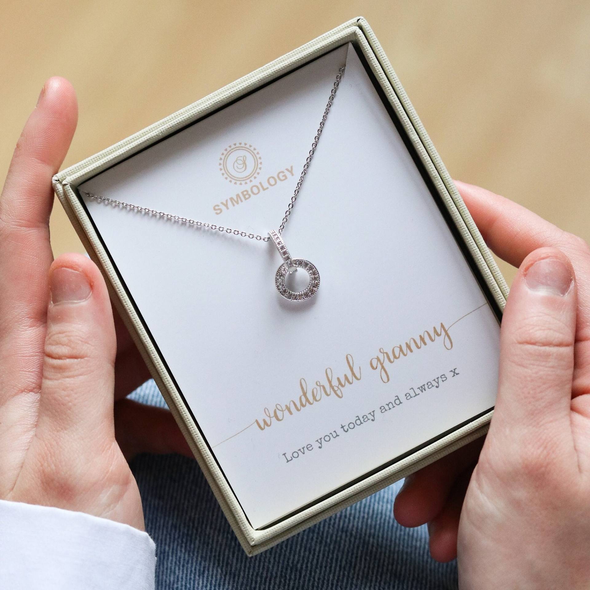 Wunderbare Oma Interlinking Kreis Halskette, Cz Pave Interlinked Disc Halskette Für Großmutter, Muttertagsgeschenk, Geschenk Sie Wunderbare Oma Interlinking Kreis Halskette, Cz Pave Interlinked Disc Halskette Für Großmutter, Muttertagsgeschenk, Geschenk Sie von SYMBOLOGYJEWELLERY