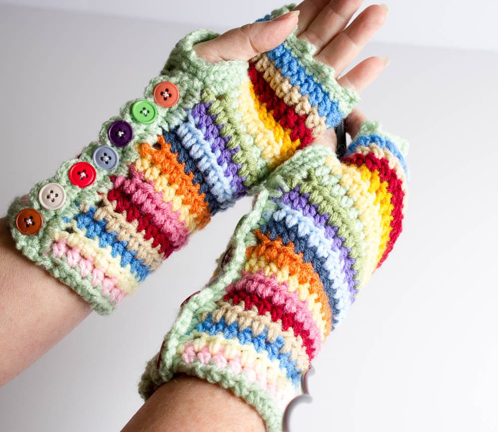 Handgehäkelte Fingerlose Handschuhe - Gestreifte Mitts Fotografenhandschuhe Pulswärmer Mit Knöpfen Texting 4002-B14 von SaBellaNeeBoutique