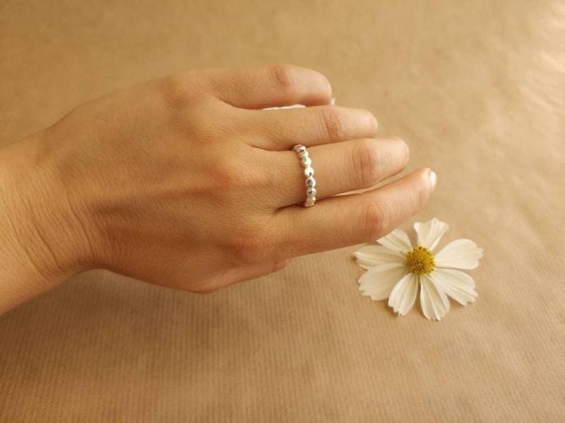 Handgefertigter Ring Mit Facettierten Kügelchen von SaFeKokoroDesign