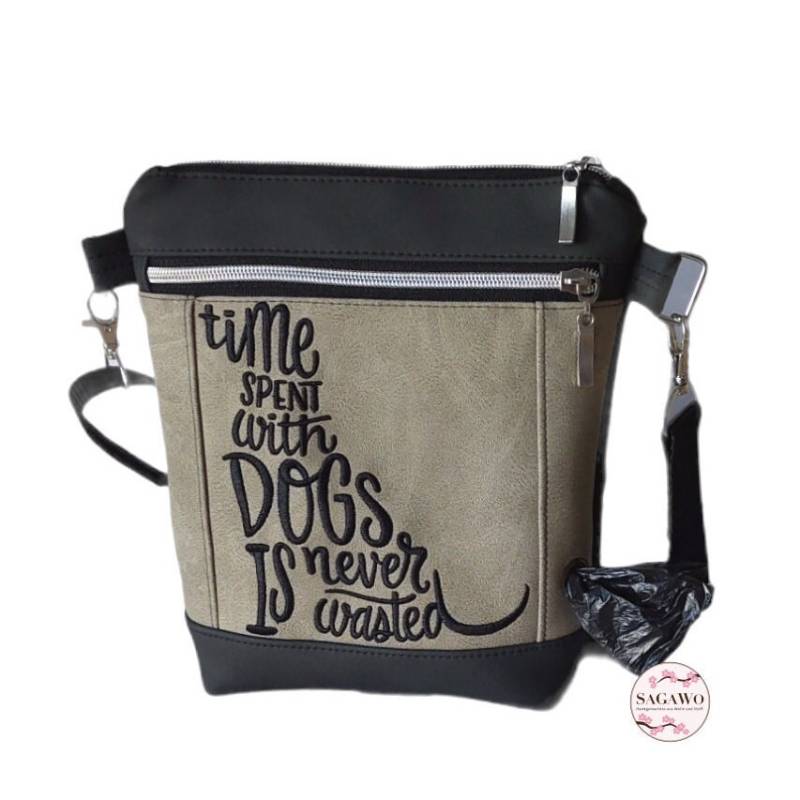 Gassitasche/Schultertasche Mit Hund Als Spruch Gestickt, Öse Für Kotbeutel, Komplett Abwischbar Und Aus Robustem Kunstleder Genäht von SaGaWoHandmade