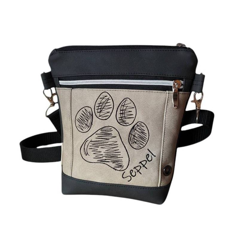 Gassitasche/Schultertasche Mit Kritzelpfote Bestickt, Personalisierbar Dem Namen Eures Lieblings, Verschiedene Kunstlederfarben von SaGaWoHandmade