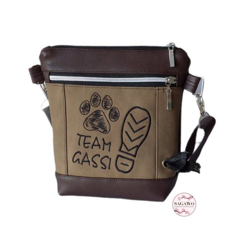 Gassitasche/Schultertasche Mit "Team Gassi" Bestickt in Braun. Mit Öse Für Kotbeutel, Komplett Abwischbar U. Aus Robustem Kunstleder Genäht von SaGaWoHandmade