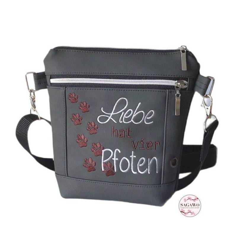 Gassitasche/Schultertasche Mit Text "Liebe Hat Vier Pfoten" Und Pfoten Bestickt in Weiß/Braun, Aus Robustem Kunstleder Schwarz Genäht von SaGaWoHandmade