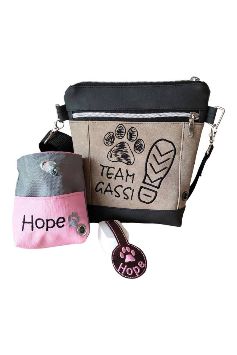 Gassitaschen Set - Gassitasche Mit "Hund-Herz O.kritzelpfote O. Teamgassi" Bestickt Leckerchenbeutel Namen U. Antiklapperhülle Kork von SaGaWoHandmade