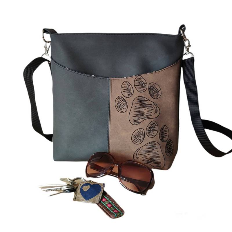 Schultertasche/Handtasche Bestickt Mit Pfotenabdruck Aus Robustem Kunstleder in Schwarz/Braun Mittelgroß von SaGaWoHandmade