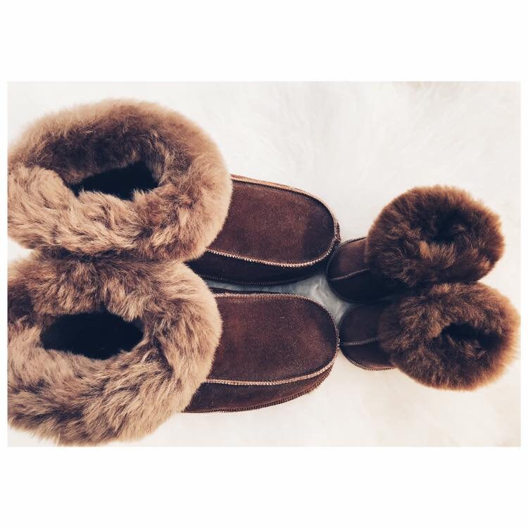 Gemütliche Handgemachte Schaffell Hausschuhe - Braun, Damen-Größen 36-41 Und Herren-Größen 40-46 von SaaremaaBoutique