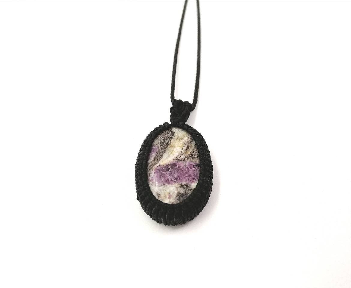 Lepidolith Anhänger Halskette Mikro Makramee Beruhigungsstein Schmuck Lepidolith Anhänger Halskette Mikro Makramee Beruhigungsstein Schmuck von Sabarart