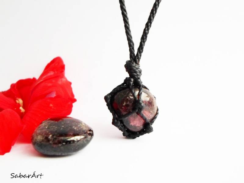 Makramee Granat Anhänger Halskette Januar Birthstone Chakra Schmuck Makramee Granat Anhänger Halskette Januar Birthstone Chakra Schmuck von Sabarart