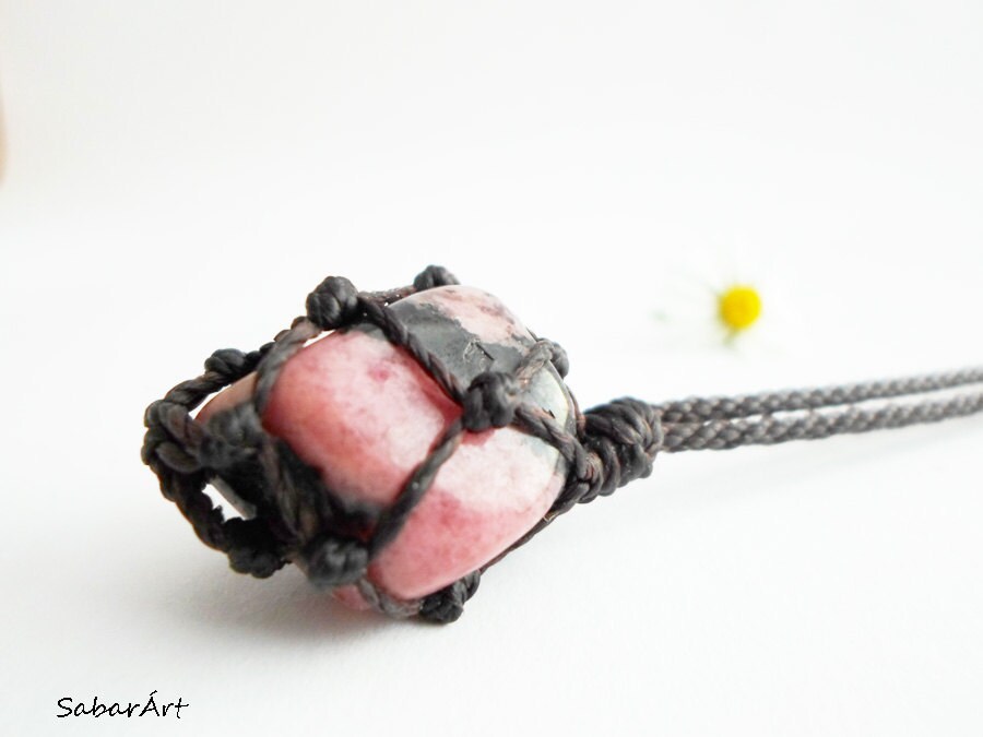Micro Macrame Rhodonit Anhänger Halskette Einstellbarer Boho Schmuck Micro Macrame Rhodonit Anhänger Halskette Einstellbarer Boho Schmuck von Sabarart