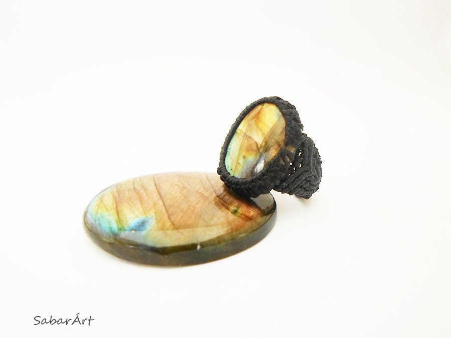 Mikro Makramee Labradorit Ring Schwarzer Gewachster Faden, Kein Metall Mikro Makramee Labradorit Ring Schwarzer Gewachster Faden, Kein Metall von Sabarart