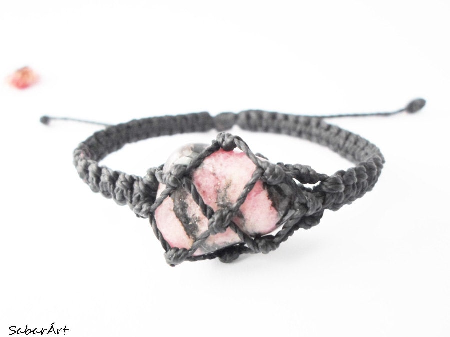Mikro Makramee Rhodonit Armband Pink & Schwarz Stein, Verstellbar Mikro Makramee Rhodonit Armband Pink & Schwarz Stein, Verstellbar von Sabarart