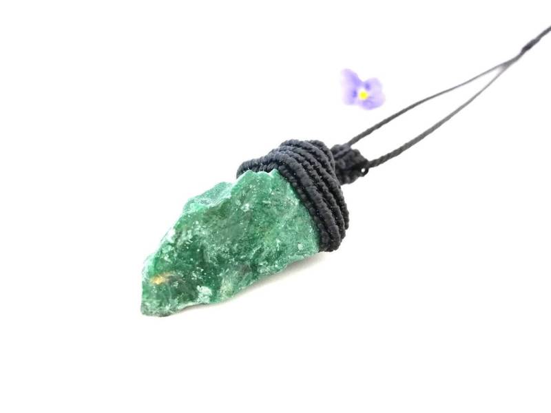 Nephrit Jade Anhänger Halskette Micro Makramee Heilstein Nephrit Jade Anhänger Halskette Micro Makramee Heilstein von Sabarart