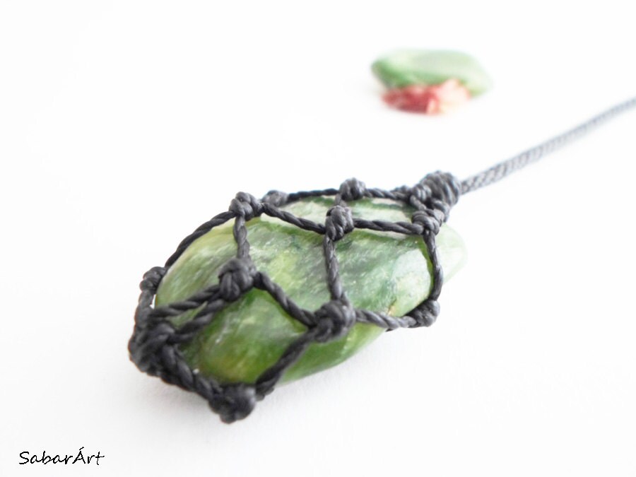 Nephrit Jade Halskette Micro Makramee Heilstein Anhänger Nephrit Jade Halskette Micro Makramee Heilstein Anhänger von Sabarart