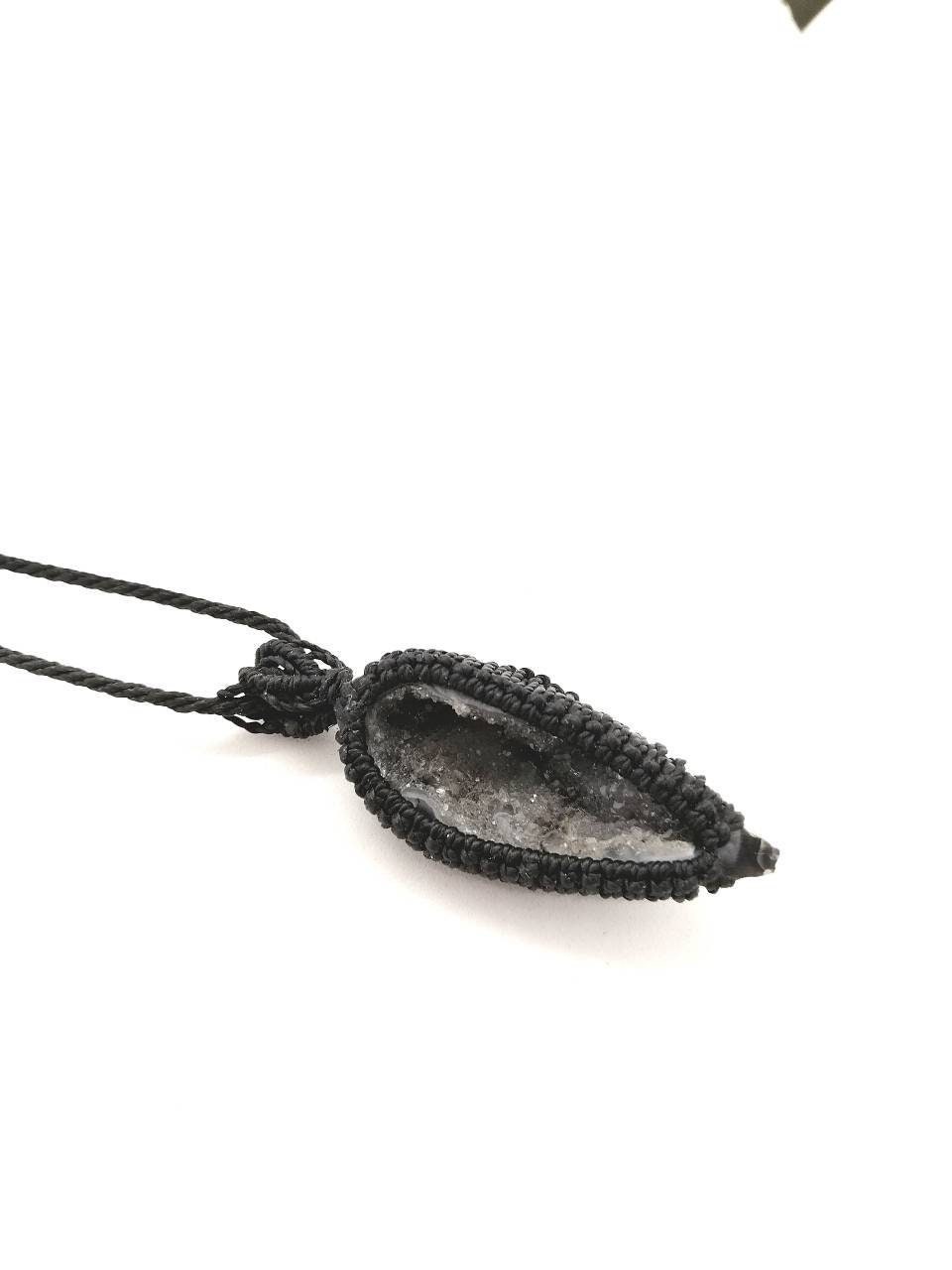 Quarz Druzy Achat Geode Anhänger Schwarze Makramee Halskette Quarz Druzy Achat Geode Anhänger Schwarze Makramee Halskette von Sabarart