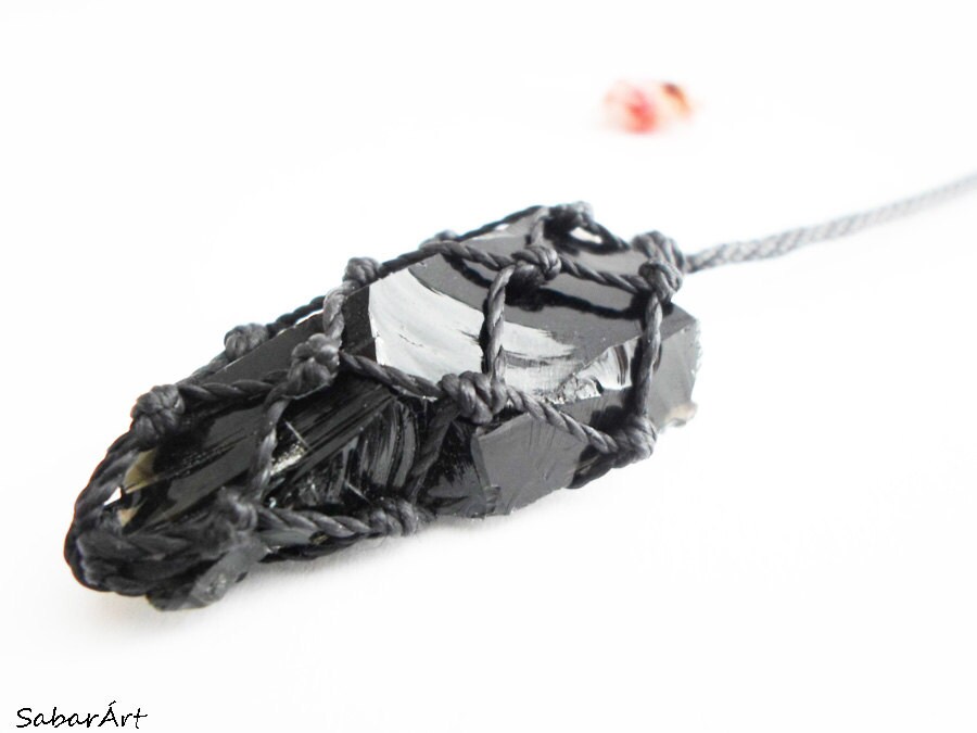 Rohe Schwarze Obsidian Halskette Makramee Schutz Schmuck Rohe Schwarze Obsidian Halskette Makramee Schutz Schmuck von Sabarart