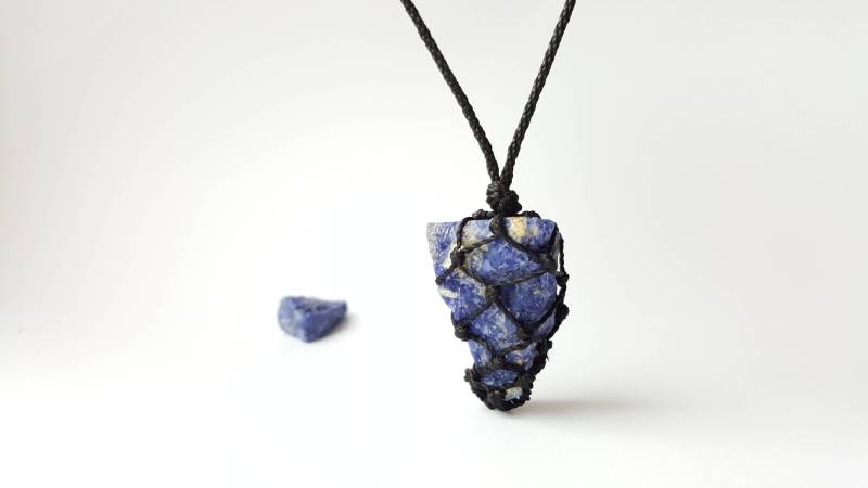 Rohe Sodalith Herren Halskette Micro Macrame Blauer Stein Anhänger Rohe Sodalith Herren Halskette Micro Macrame Blauer Stein Anhänger von Sabarart