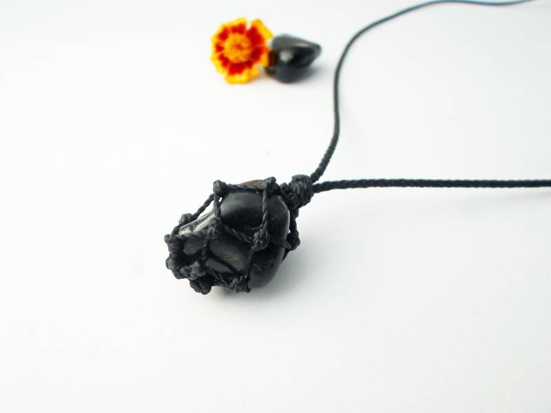 Schwarzer Onyx Schutz Anhänger Makramee Chakra Halskette Schwarzer Onyx Schutz Anhänger Makramee Chakra Halskette von Sabarart