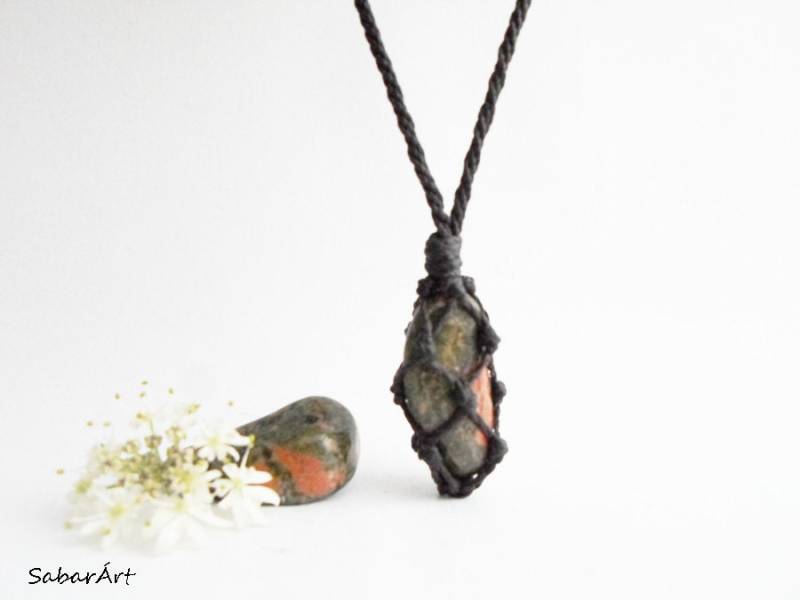 Unakit Jaspis Anhänger Micro Macrame Halskette, Herz Chakra Stein Unakit Jaspis Anhänger Micro Macrame Halskette, Herz Chakra Stein von Sabarart