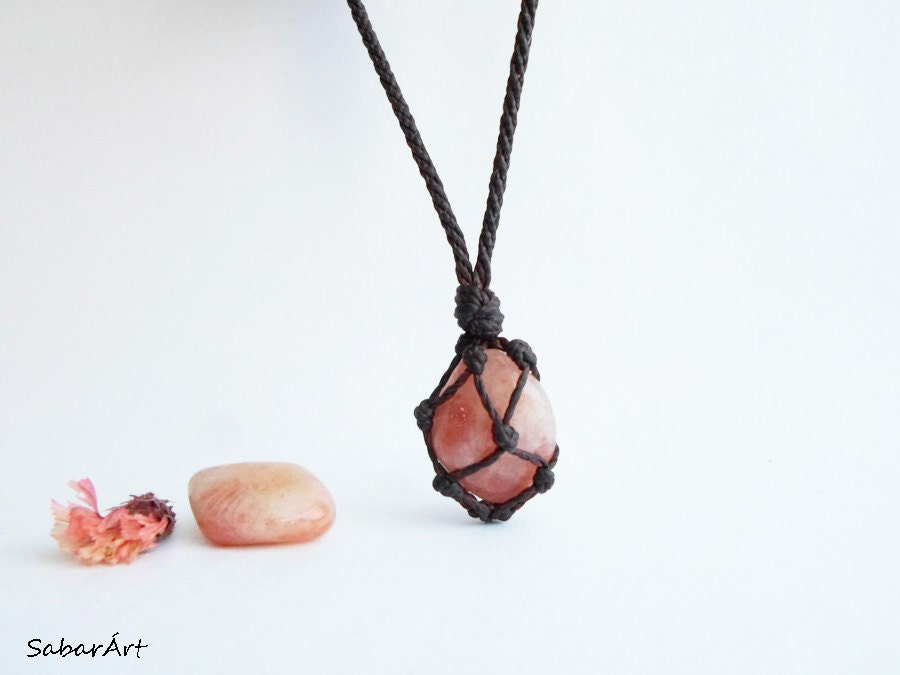Verstellbarer Sonnenstein Anhänger Mikro Makramee Schmuck Verstellbarer Sonnenstein Anhänger Mikro Makramee Schmuck von Sabarart