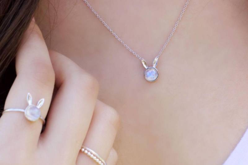 Mondstein Halskette Sterling Silber, Traumhase, Kaninchen Halskette, Anhänger, Tier Schmuck, Edelstein Mondstein Halskette Sterling Silber, Traumhase, Kaninchen Halskette, Anhänger, Tier Schmuck, Edelstein von SabinaWongSW