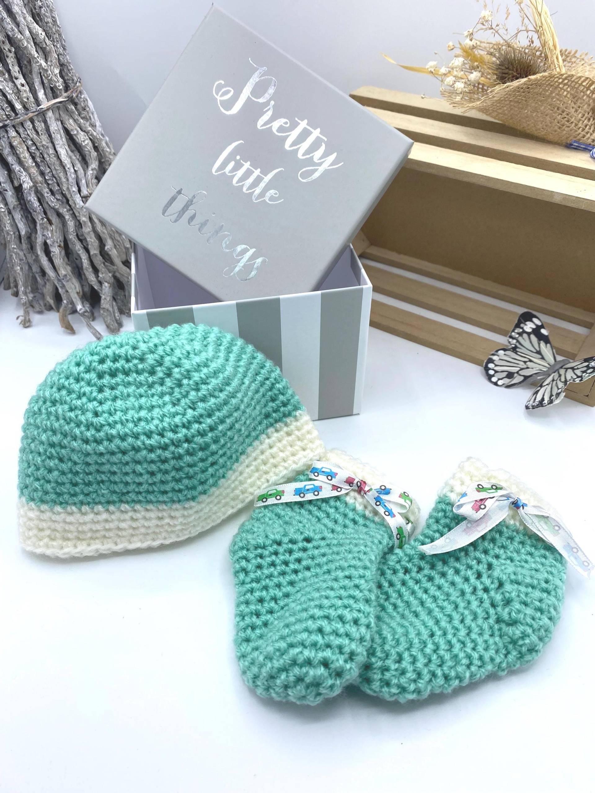 Babyparty, Geburtsgeschenk Gehäkelte Socken Mit Haube in Geschenkbox von SabinesMaschenpalast