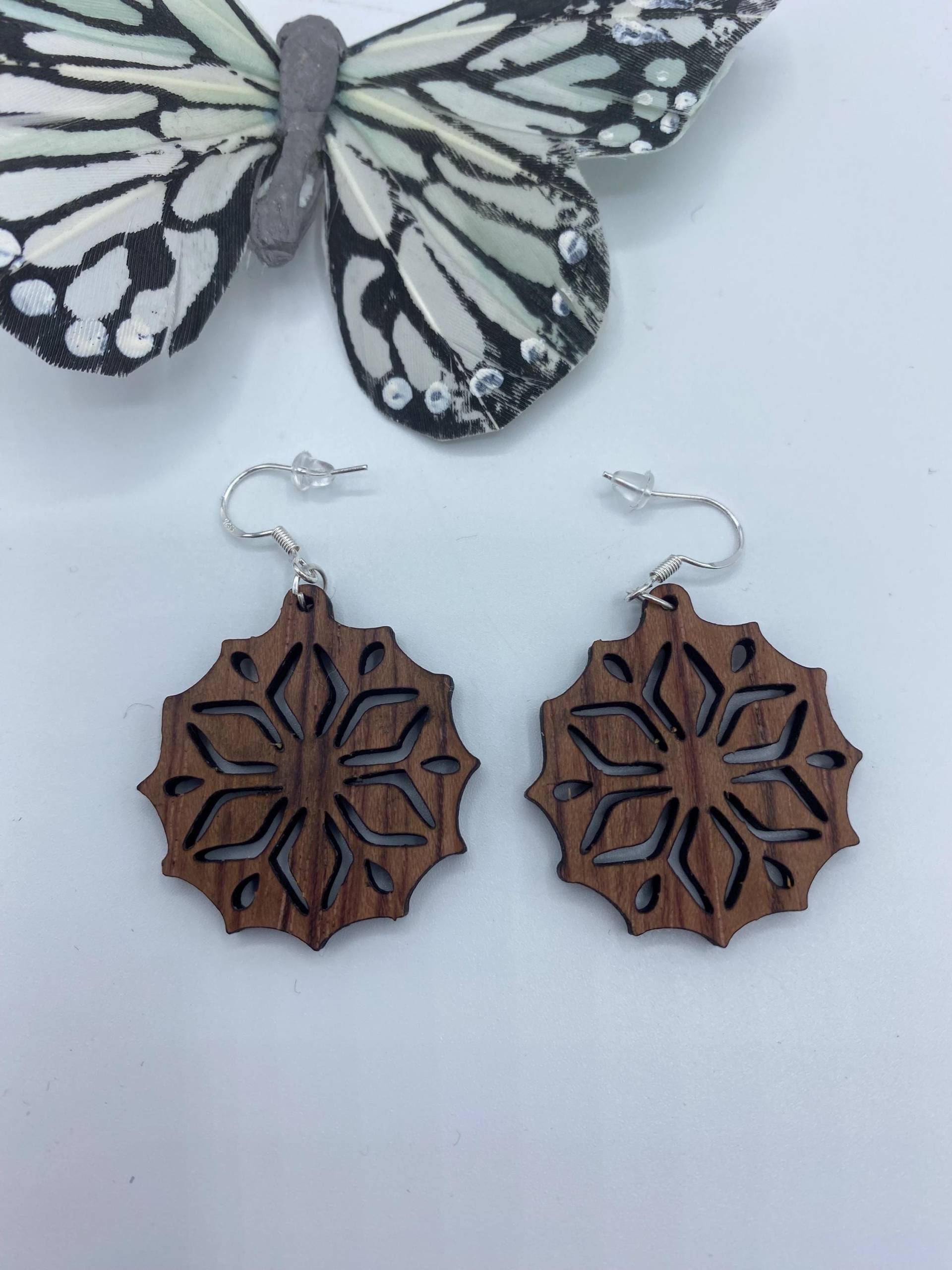 Handgemachte Leichte Holzohrringe Ohrringe Aus Walnuss Holz von SabinesMaschenpalast