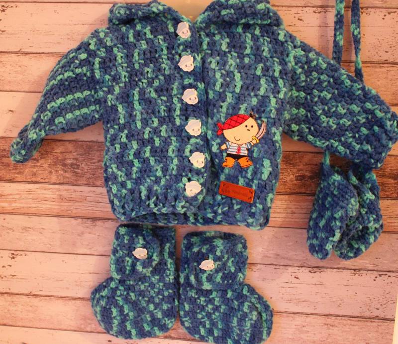 Set Aus Kapuzenjäckchen, Handschuhen Und Stiefelchen, Versch. Größen Farben von SabinesStrickwaren