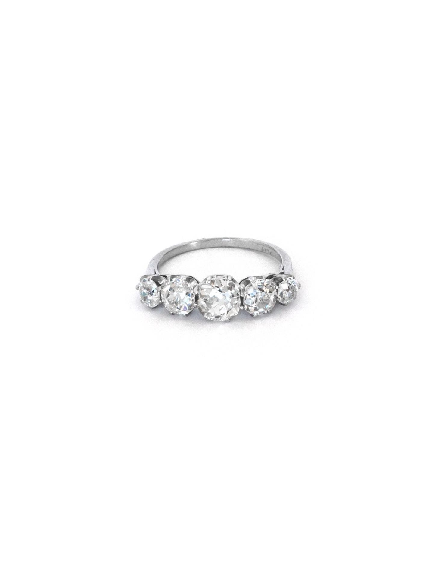 Fünf-stein-Ring Aus Platin Und Diamant | Bestand England Fünf-stein-Ring Aus Platin Und Diamant | Bestand England von SabrinaAntiqueJewels