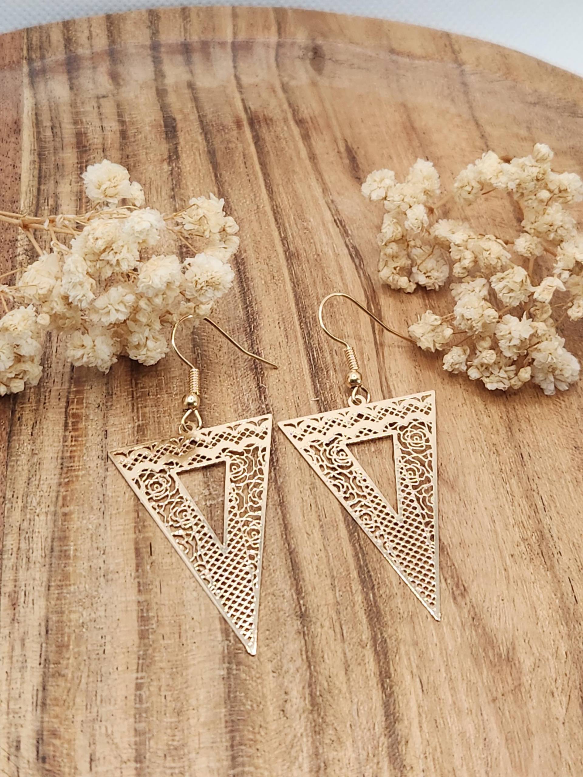Ohrringe Umgedrehtes Dreieck "Lilly", Messing, Ornamentohrringe, Boho Stil, Filigran, Farbe Gold von SabriniqueJewelry