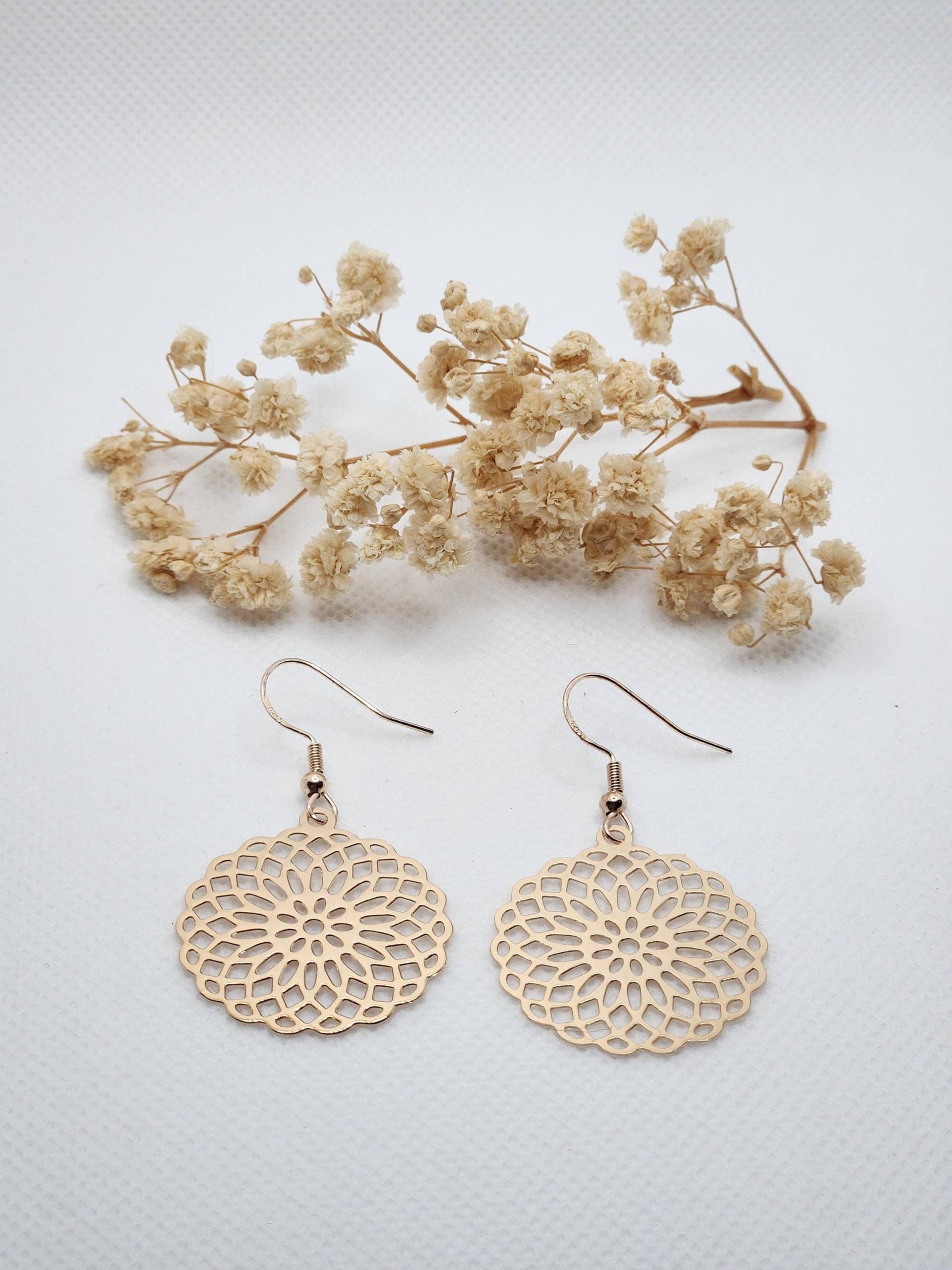 Ornament Ohrringe, Hängende Ohrringe Boho Stil, Filigraner Ohrhänger, Farbe Gold, Messing, Mandala von SabriniqueJewelry