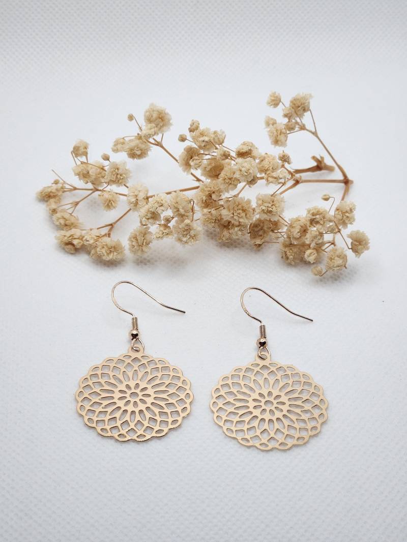 Ornament Ohrringe, Hängende Ohrringe Boho Stil, Filigraner Ohrhänger, Farbe Gold, Messing, Mandala von SabriniqueJewelry