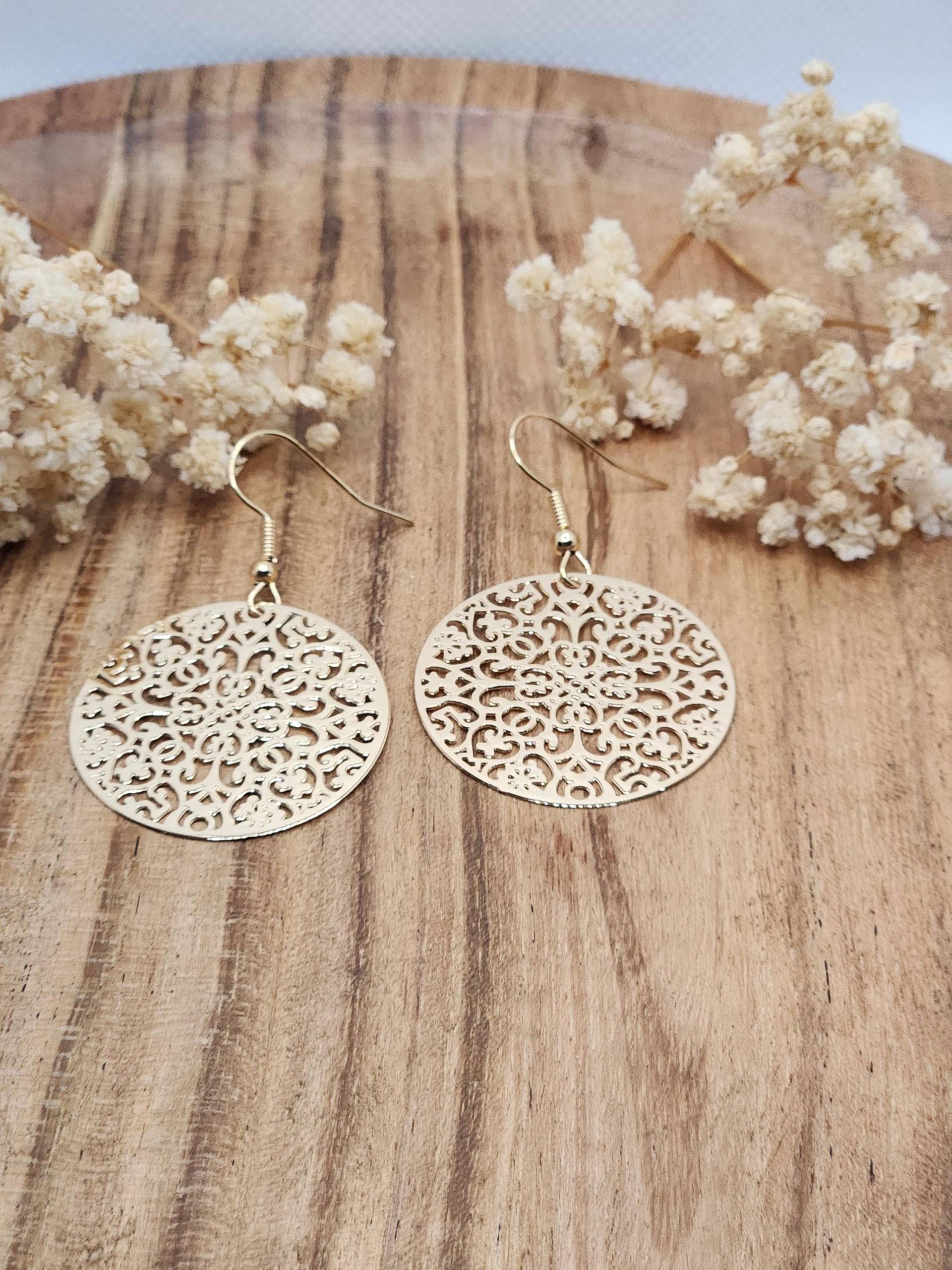 Ornament-Ohrringe Boho Stil "Willow", Messing + Edelstahl, Farbe Gold, Filigran, Verspielt, Rund, Leicht Zu Tragen von SabriniqueJewelry