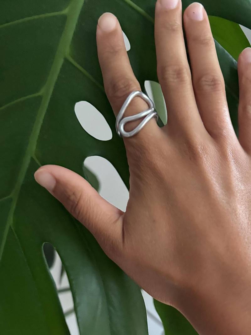 Handgefertigter Eleganter Abstrakter Ring Anpassbar Schlichtes Design Hingucker Auf Events von SacredBits