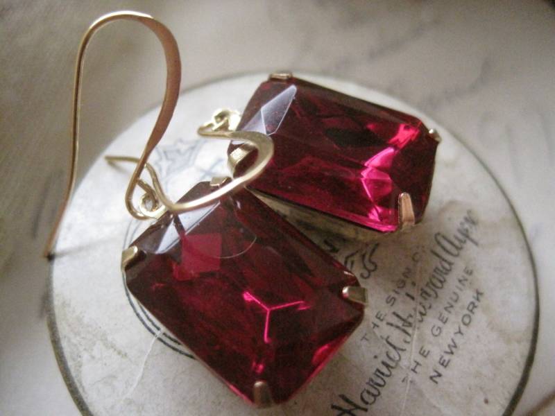 Vintage Fuchsia Strass Ohrringe 1950Er Jahre Goldmessing Vintage Fuchsia Strass Ohrringe 1950Er Jahre Goldmessing von SacredCake