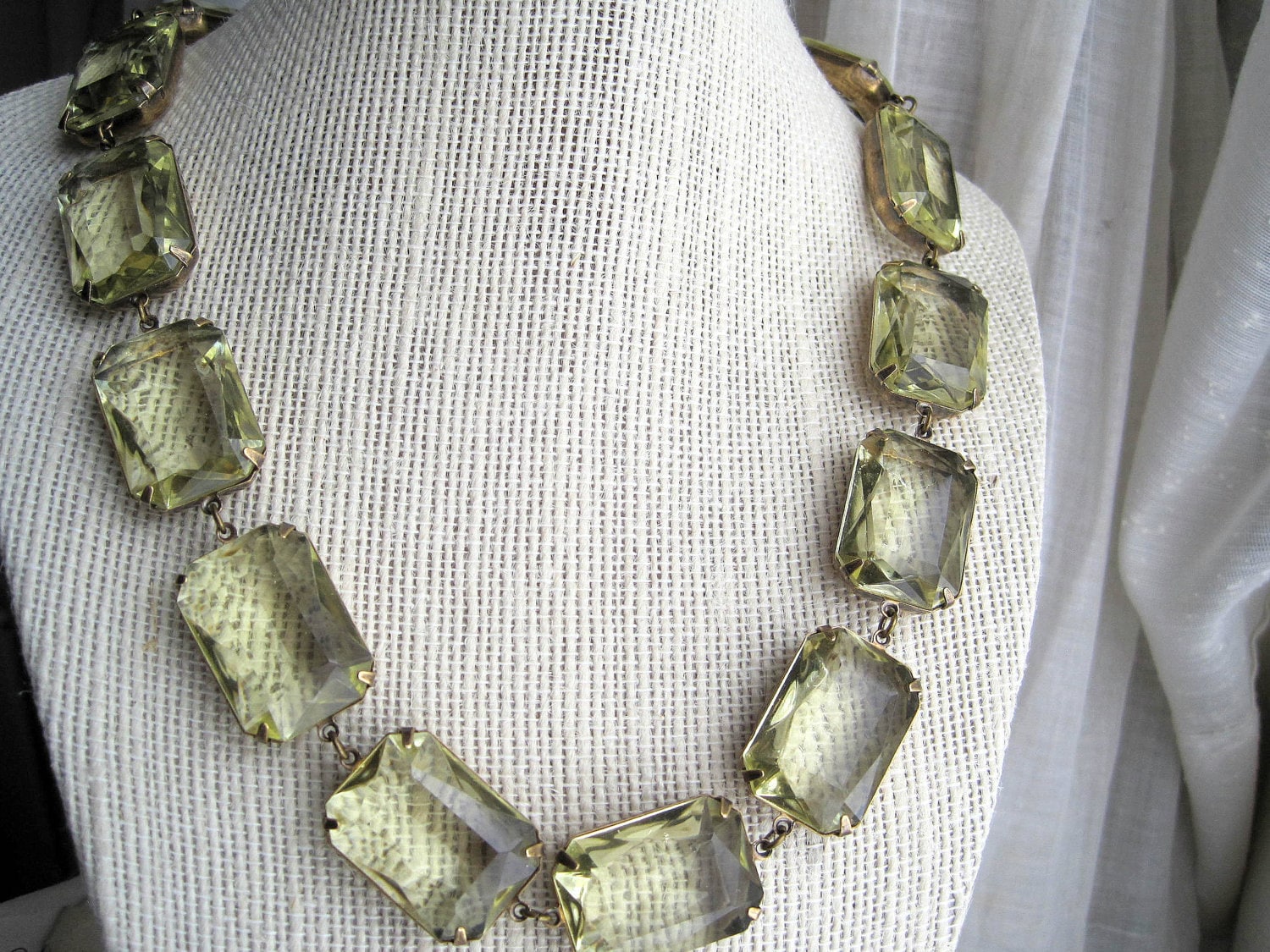 Hellgelbe Collet Statement-Kette Smaragd-Schliffstein Hellgelbe Collet Statement-Kette Smaragd-Schliffstein von SacredCake