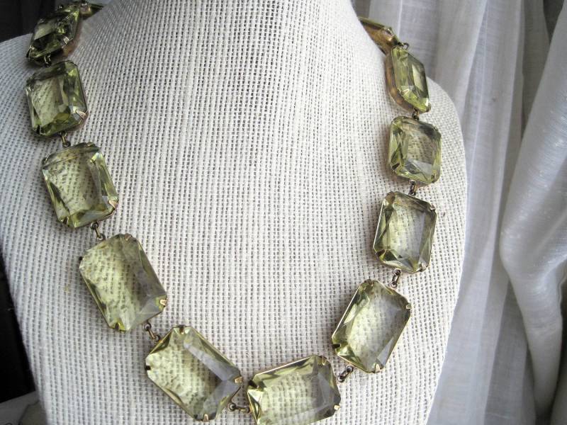 Hellgelbe Collet Statement-Kette Smaragd-Schliffstein Hellgelbe Collet Statement-Kette Smaragd-Schliffstein von SacredCake