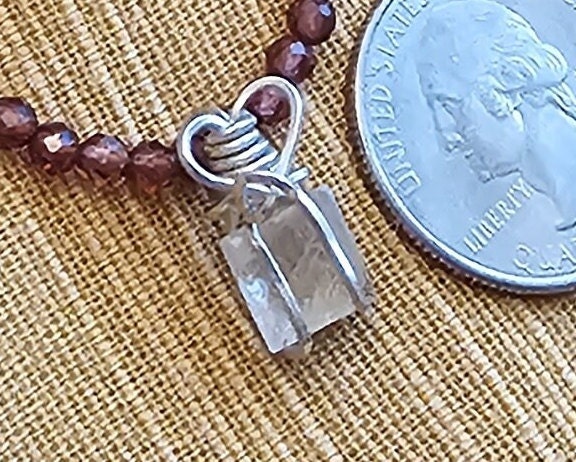 Gold Rutil Quarz Anhänger Mit Granat Perlenkette Gold Rutil Quarz Anhänger Mit Granat Perlenkette von SacredKeepsakes