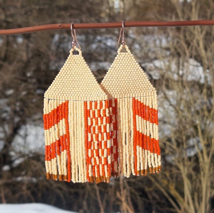 Handperlen Boho Rot Minimalist Fransen Ohrringe "Joyful Earth' von SacredLifeFindings