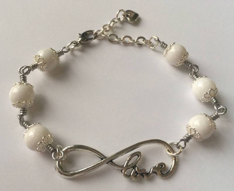 Weißes Infinite Love Perlenarmband Weißes Infinite Love Perlenarmband von SacredRegalia