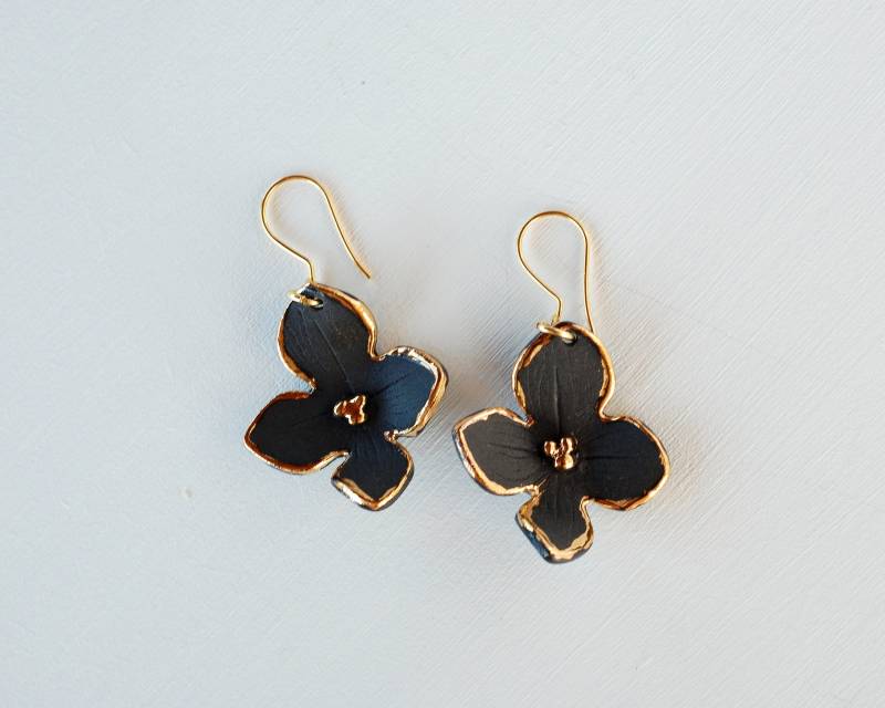 Matte Schwarze Porzellan Blumen Ohrringe Mit Gold Details, Keramik Für Day&night Gebrauch Matte Schwarze Porzellan Blumen Ohrringe Mit Gold Details, Keramik Für Day&night Gebrauch von SenoritaPorcelana